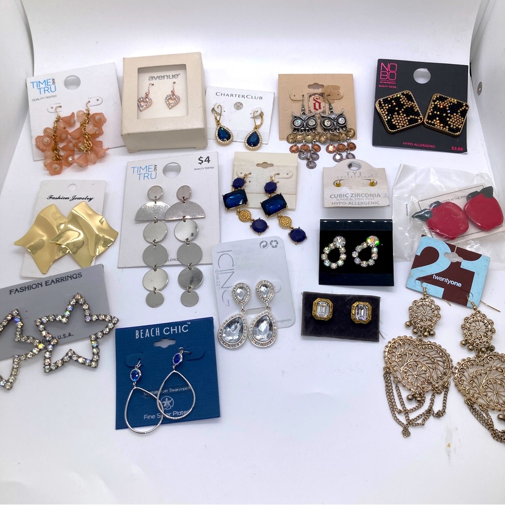 16 Pairs of Earrings Most New Dangle Rhinestone Silver Tone Gold Tone Lot